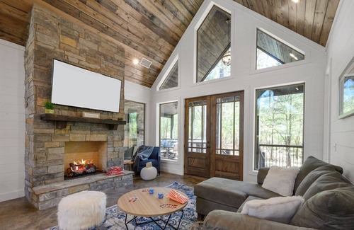 Hochatown Cabin | Un-Reel - Walking Distance to Pond, Perfect for 1-2 Couples or a Small Family