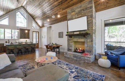 Hochatown Cabin | Un-Reel - Walking Distance to Pond, Perfect for 1-2 Couples or a Small Family