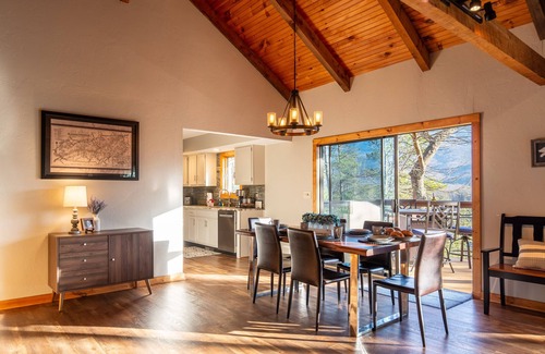 Gatlinburg - Pigeon Forge Cabin | Unbeatable Fall Views from this Stunning Mtn Cabin w/Hot Tub, Wildlife Sightings