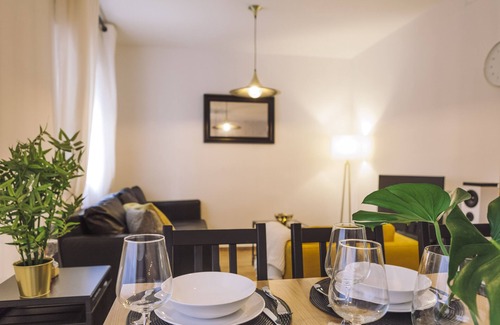 Embajadores Apartment | ✴Unbeatable location✴ Stunning elegant Apt- AC🍒TV🍒Nespresso