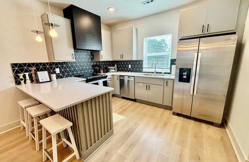 Donelson House | Unbeatable location! Your group is 10 minutes from Broadway, Opry, and East Nashville hot spots. Private game room with ping-pong, board games & TV 3 spacious bedrooms, 2.5 baths – perfect for up to 10 guests Free on-site parking and fast Wi