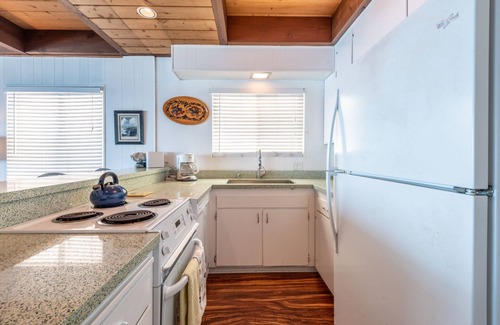 Beach Barber Tract House | Unbeatable views located at one of La Jolla`s best surf spots.
