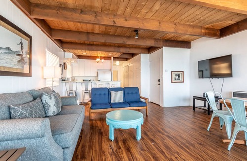 Beach Barber Tract House | Unbeatable views located at one of La Jolla`s best surf spots.