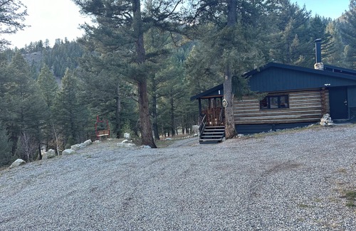 Gallatin Gateway Cabin | UNDER NEW MANAGEMENT Hideout in the Mountains with HOT TUB