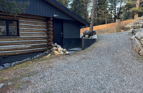 Gallatin Gateway Cabin | UNDER NEW MANAGEMENT Hideout in the Mountains with HOT TUB