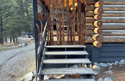 Gallatin Gateway Cabin | UNDER NEW MANAGEMENT Hideout in the Mountains with HOT TUB