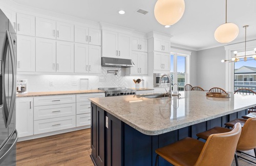 Sunset Beach House | "Undoer of Knots" Private Pool, New Golf Cart! Elevator, Screened Porch, Charging Station!