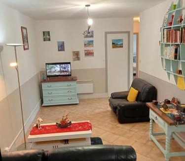 Saint-Medard-de-Guizieres Apartment | une pause quelque part au jardin des érables et des niwakis