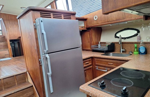 Downtown Jersey City Boat Rental | Unforgettable Waterfront Escape – Vintage Yacht Stay - Manhattan Skyline Views