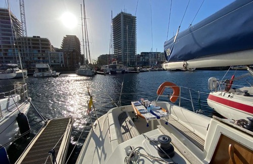 Ostend City Centre Boat Rental | Unieke slaapervaring op een zeilboot in het centrum van Oostende