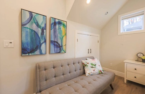 Vancouver South House | Unique 1 Bed Near Queen Elizabeth Park