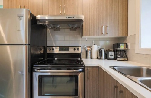 Vancouver South House | Unique 1 Bed Near Queen Elizabeth Park