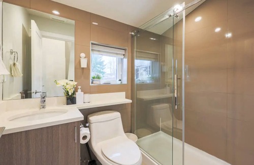 Vancouver South House | Unique 1 Bed Near Queen Elizabeth Park