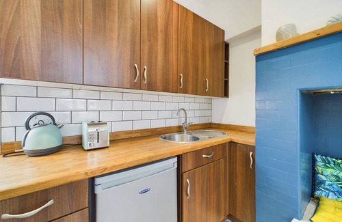 Leigh-on-Sea Apartment | Unique 2 bed Leigh-on-Sea- with real piano