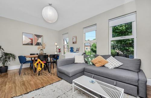 High Street Apartment | Unique 2 bedroom Flat in Heart of Walthamstow