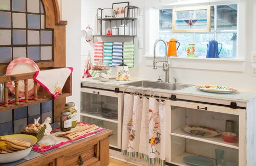 Taylor Cottage | Unique artist cottage on the grounds of the Taylor Inn and Big Truck Theater