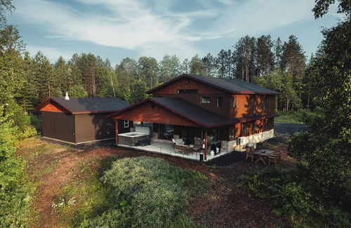 Mauricie Ski Chalet | Unique Chalet en Bord de L'eau de 5 Chambres, Spa, Salle de Jeux, et +