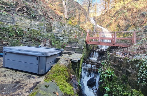 Todmorden Cabin | Unique Enchanting Cottage with its Very Own Waterfall & Hot Tub