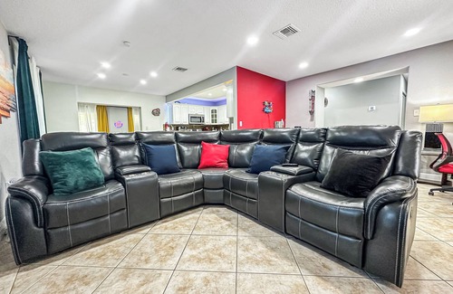 Coral Way House | Unique Escape GameRoom! Bar, BBQ, Spacious, and Near Beach