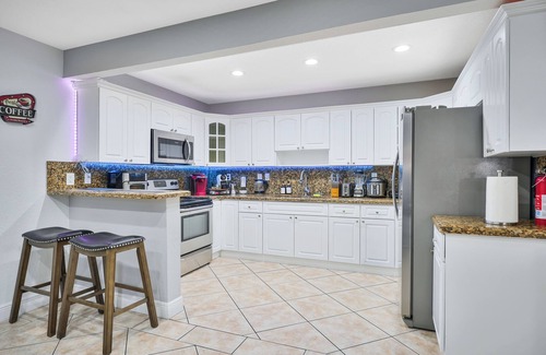 Coral Way House | Unique Escape GameRoom! Bar, BBQ, Spacious, and Near Beach