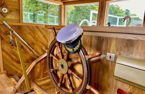 York Boat Rental | Unique Houseboat Experience I Central City Break
