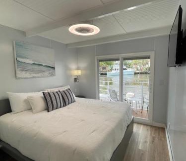 Sailboat Bend Boat Rental | Unique Houseboat Modern and New
