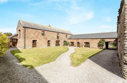 Wadebridge House | Unique luxury 3 bedroom barn with stunning rural views sleeps 6, near Padstow