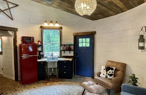 Trevilians House | Unique OASIS - Silo Barn - Swim Pond- 5 Miles Trails - Farm Animals - Waterfall
