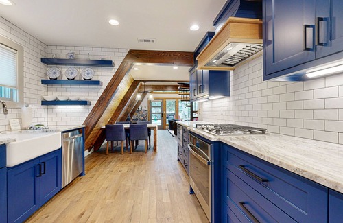 Kingsland Cottage | Unique retreat with pickleball, cornhole, decks, grill, fireplace, AC, & W/D