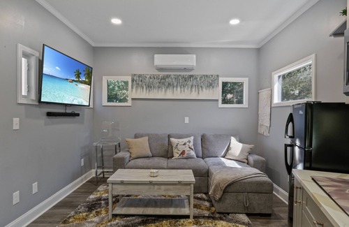 Atlanta Cottage | Unique romantic tiny house for your in town escape!nn10 min from downtown ATL