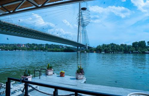 Novi Beograd Apartment | Unique River Houseboat Stay
