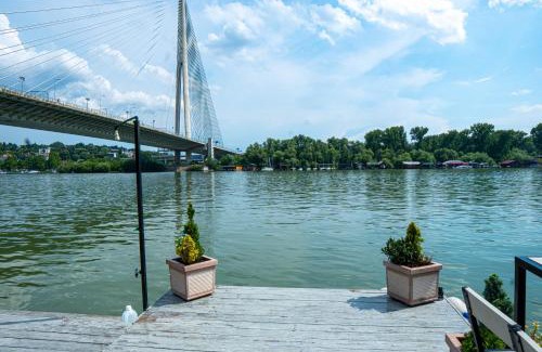 Novi Beograd Apartment | Unique River Houseboat Stay