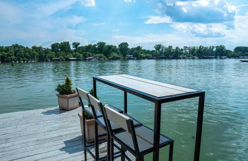 Novi Beograd Apartment | Unique River Houseboat Stay