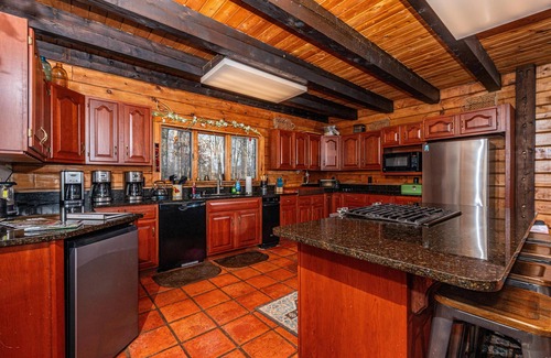 Helmsburg Cabin | Unique secluded cabin, cathedral ceiling, gas cook range, pool table ,hot tub