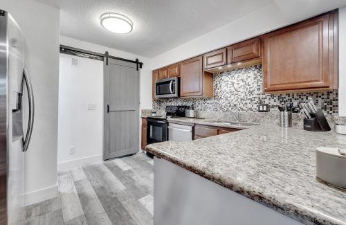 Florida Center North Apartment | Unique Stays at Cozy Lake House near Universal