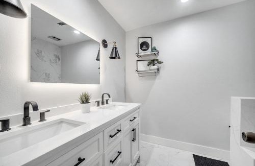 Florida Center North Apartment | Unique Stays at Cozy Lake House near Universal