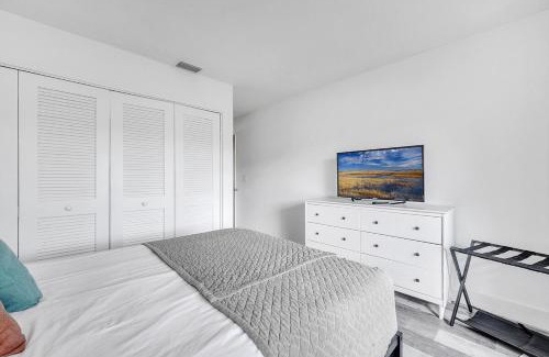 Florida Center North Apartment | Unique Stays at Cozy Lake House near Universal