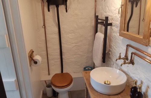 Wedmore Bed & Breakfast | Unique suite full of character with own entrance