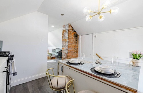 Edgewater Apartment | Unique sunny loft two min walk to the lake