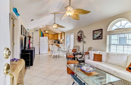 Fernandina Beach Cottage | Uniquely decorated front duplex with rooftop deck access, within walking distance to the beach