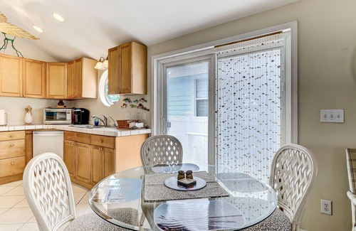 Fernandina Beach Cottage | Uniquely decorated front duplex with rooftop deck access, within walking distance to the beach