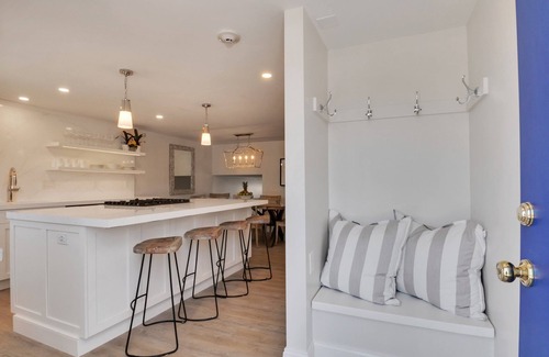 Hyannis Condo | Unit 143 Poolside 4BD-A/C, Private Balcony, Association Beach & Pool