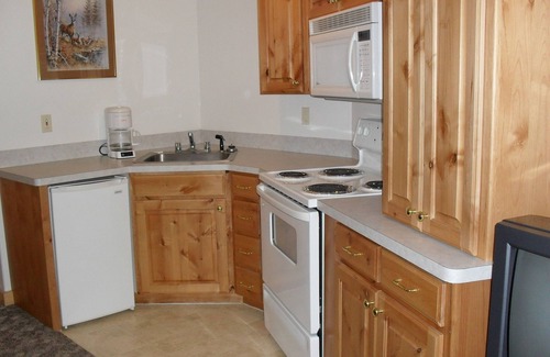 Island Park House | Unit 17 Jetted Tub Suite yards from Henry's Lake , 15 minutes to Yellowstone