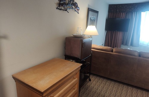 Crested Butte Condo | Unit #465 Charming 1-bedroom condo in with WiFi, fitness room, pool, hot tub.