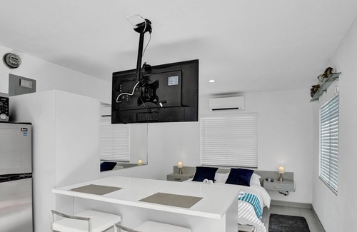 Deerfield Beach House | UnitB Sea&I Private Studio near Deerfield Beach