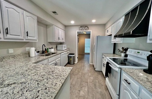 Universal City House | Universal City 4BR Furnished Relocation Housing Randolph AFB Wi-Fi Washer/Dryer
