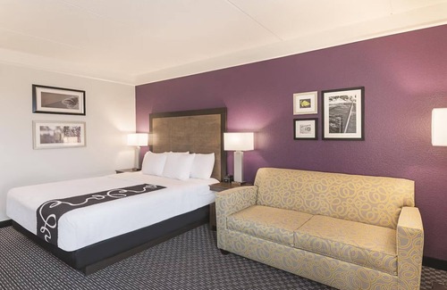 Arlington Hotel | Unleash Your Inner Explorer: Stay Close to Arlington's Best & Brightest!