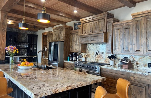 Island Park House | UNPARALLELED Elegance, Dramatic Mountain/Lake Views! 20 Mins to Yellowstone NP!