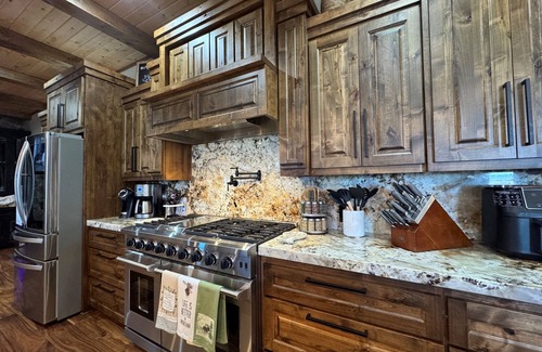 Island Park House | UNPARALLELED Elegance, Dramatic Mountain/Lake Views! 20 Mins to Yellowstone NP!