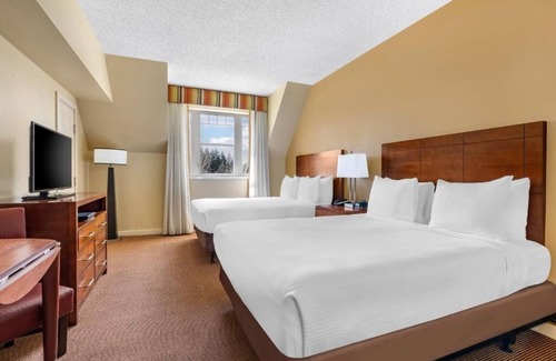 South Lake Tahoe Hotel | Unplug and Reconnect in South Lake Tahoe! Kitchenette, Swimming Pool!